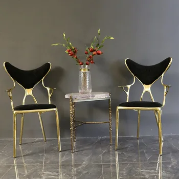 Итальянская светлая роскошная вилла, гостиная, обеденный стул из чистой меди, дизайнерский постмодернистский минимализм, кресло для противоположного пола, досуг